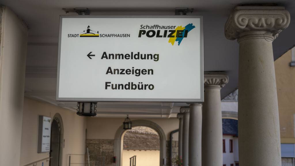 Die Schaffhauser Polizei musste zu einer auf dem Fussgängerstreifen angefahrenen Frau und ihrem Hund ausrücken. (Symbolbild)