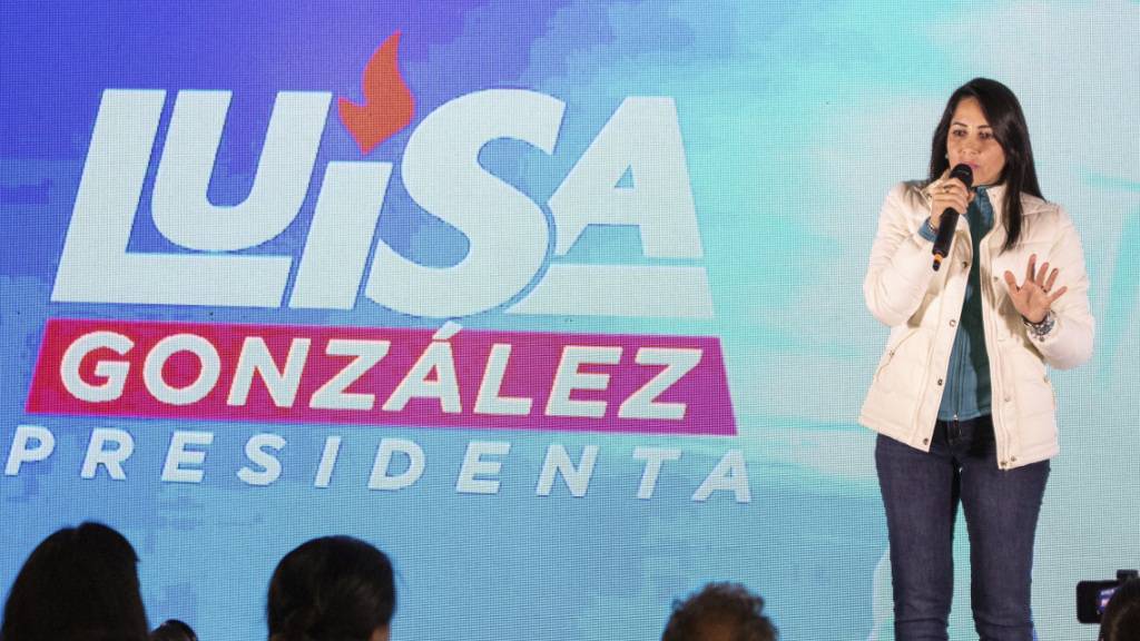 Präsidentschaftskandidatin Luisa González von der politischen Bewegung Bürgerrevolution spricht nach Schließung der Wahllokale. Foto: Carlos Noriega/AP