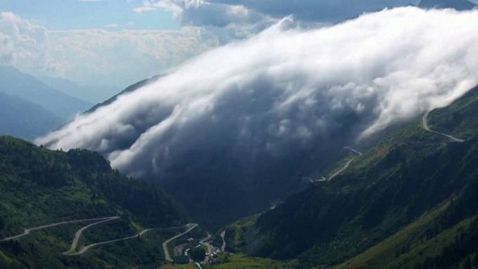 Beeindruckender «Wolkenwasserfall» im Berner Oberland