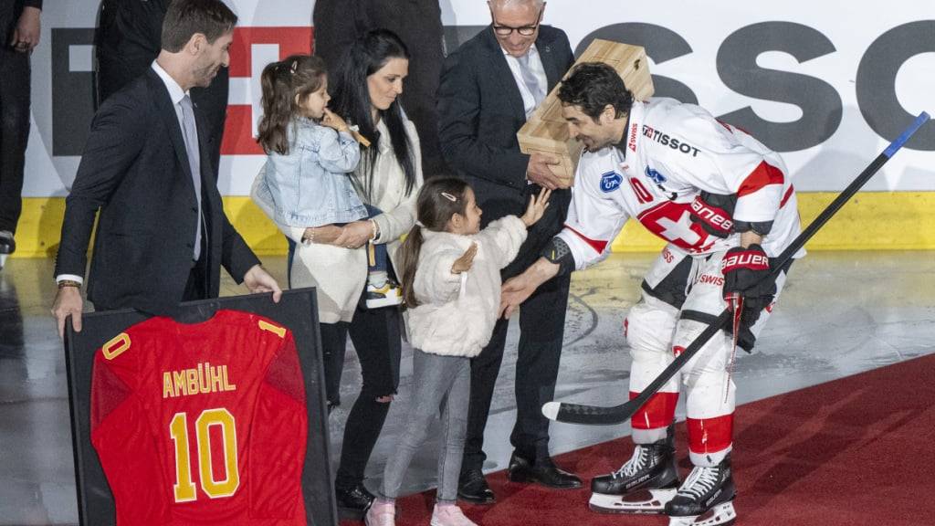 Emotionaler Abschied vor dem letzten Spiel auf Schweizer Eis: Andres Ambühl mit seiner Frau und den zwei Töchtern