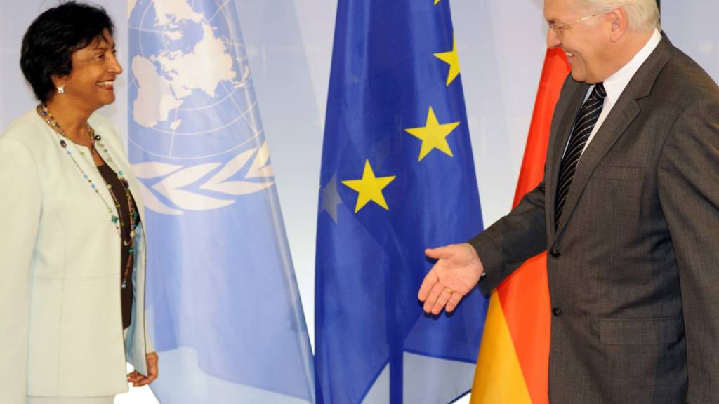 ARCHIV - Der damalige Bundesaußenminister und heutige Bundespräsident Frank-Walter Steinmeier (SPD, r) begrüßt die damalige UN-Hochkommissarin für Menschenrechte, Navanethem «Navi» Pillay, zu einem Gespräch im Auswärtigen Amt in Berlin. Pillay erhält den Friedensnobelpreis 2026. Foto: Tim Brakemeier/dpa/Archivbild
