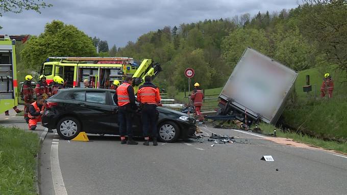 LKW landet nach Unfall bei Uster in Kanal