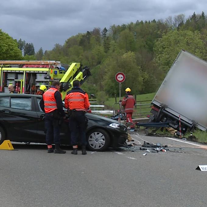 LKW landet nach Unfall bei Uster in Kanal