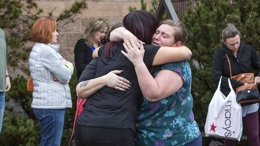 Menschen, die aus dem Einkaufszentrum Boise Towne Square evakuiert wurden, warten auf Nachrichten, nachdem zwei Menschen in einem Einkaufszentrum im US-Bundesstaat Idaho erschossen wurden. Mindestens vier weitere Menschen seien bei dem Vorfall in der Stadt Boise verletzt worden, darunter ein Polizist, hieß es in einer Pressekonferenz der Polizei.