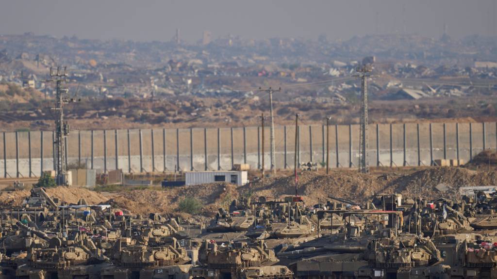 ARCHIV - Israelische Panzer stehen nahe der Grenze zum Gazastreifen im Süden Israels. Foto: Ohad Zwigenberg/AP/dpa/Archivbild