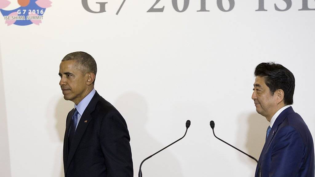 US-Präsident Barack Obama (l) und Japans Regierungschef Shinzo Abe verlassen die Medienkonferenz