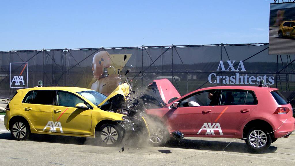 Hier knallts für die Forschung: E-Autos im Crashtest