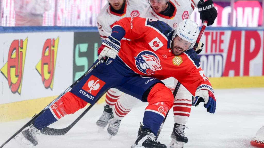 ZSC-Stürmer Willy Riedi im Zweikampf mit Ziga Jeglic