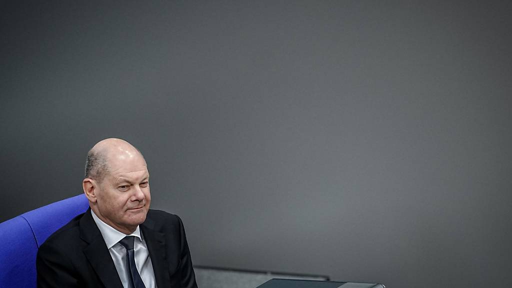 Bundeskanzler Olaf Scholz (SPD) nimmt nach der Regierungserklärung zum Europäischen Rat an der Sitzung des Bundestags teil. Foto: Kay Nietfeld/dpa