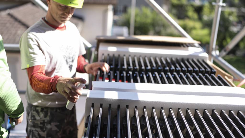 Die Installation von Solarpanels auf Dächern und an Fassaden würde bei Annahme der Initiative der Grünen die Regel. (Archivbild)