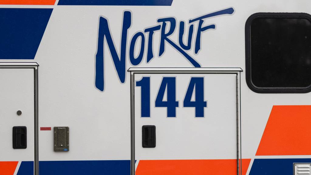 Die Ambulanz rückte beim Arbeitsunfall in Regensdorf aus. Der Bauarbeiter erlag jedoch seinen schweren Verletzungen. (Symbolbild)