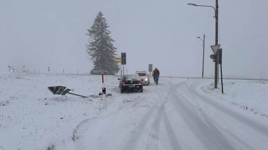 Im verschneiten Bennau SZ ereignete sich am Donnerstag ein Verkehrsunfall. Verletzt wurde niemand.