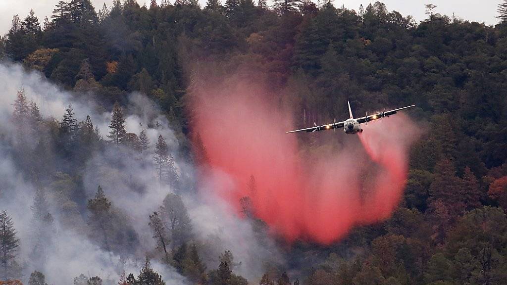 Die Brände in Kalifornien werden mit allen Mitteln bekämpft - auch aus der Luft.
