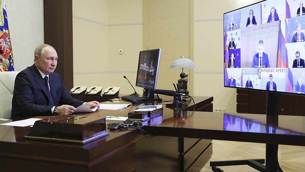 Dieses von der staatlichen russischen Nachrichtenagentur Sputnik via AP veröffentlichte Foto zeigt Wladimir Putin, Präsident von Russland, der eine Kabinettssitzung in der Novo-Ogaryovo Staatsresidenz leitet. Foto: Gavriil Grigorov/Pool Sputnik Kremlin/AP/dpa - ACHTUNG: Nur zur redaktionellen Verwendung und nur mit vollständiger Nennung des vorstehenden Credits