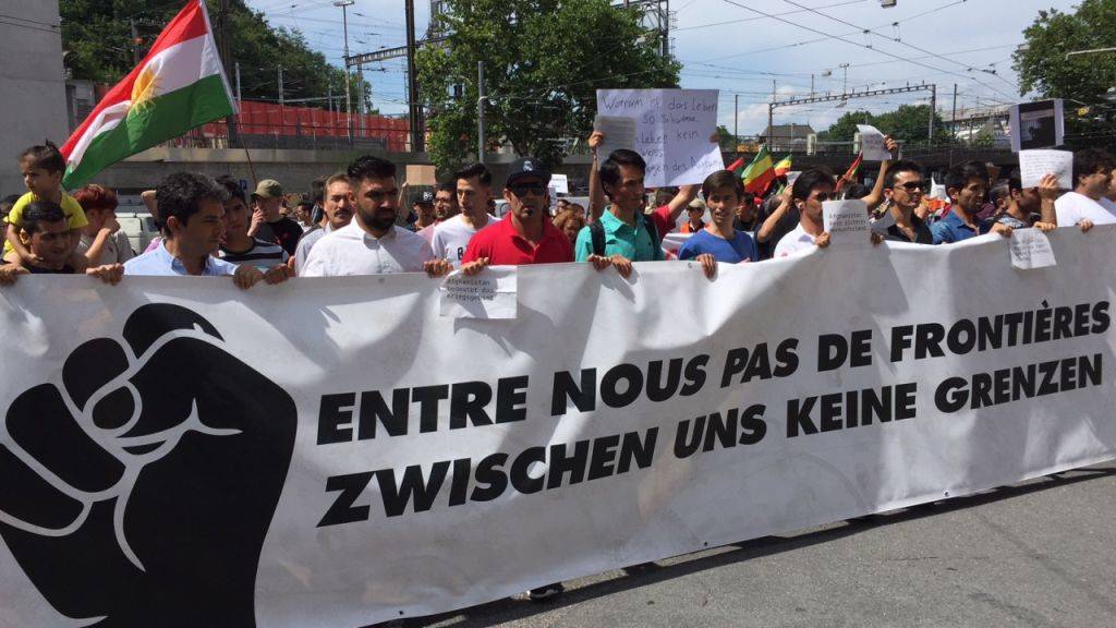 Rund 2000 Menschen haben am Samstagnachmittag in Bern für die Rechte von Sans Papiers und Flüchtlingen demonstriert.