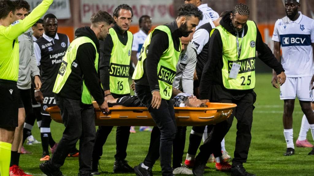 Renato Steffen wird vom Platz getragen und sieht nachträglich die Rote Karte