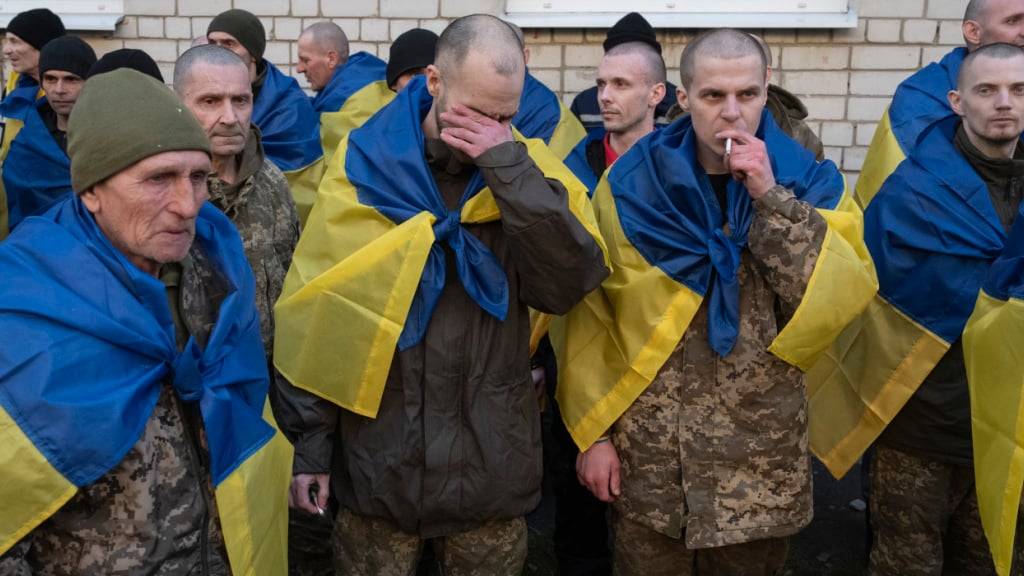 ARCHIV - Ukrainische Soldaten reagieren nach ihrer Rückkehr aus der Gefangenschaft während eines Kriegsgefangenenaustauschs zwischen Russland und der Ukraine. Foto: Efrem Lukatsky/AP/dpa
