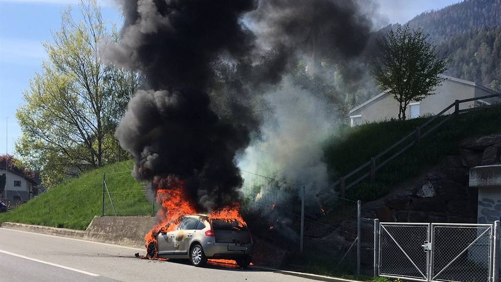 Das Auto brannte komplett aus.