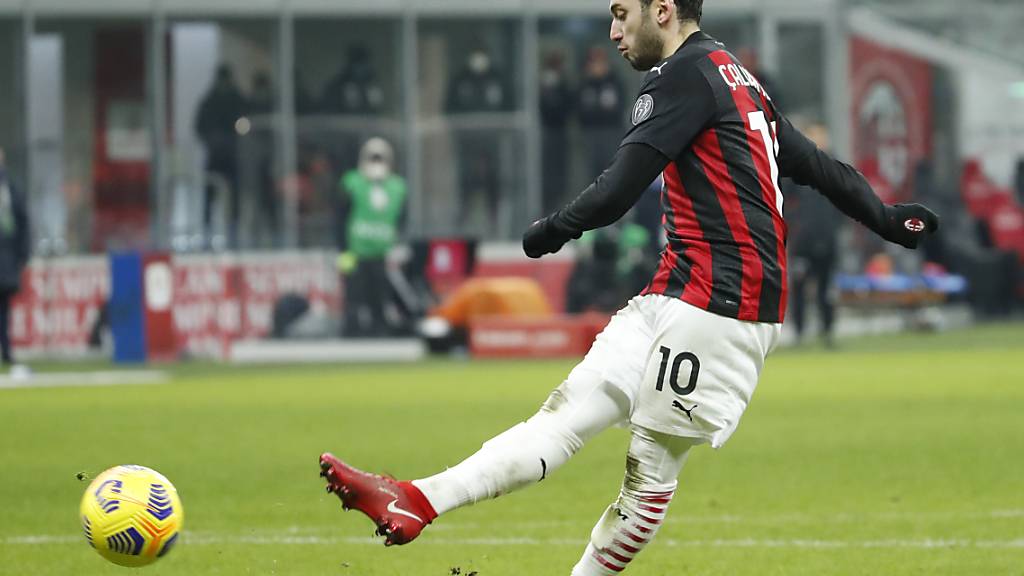 Hakan Calhanoglu verwertet Milans letzten Penalty