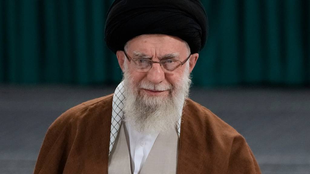 ARCHIV - Das ehemalige iranische Staatsoberhaupt Ajatollah Ali Chamenei (Archivbild). Foto: Vahid Salemi/AP