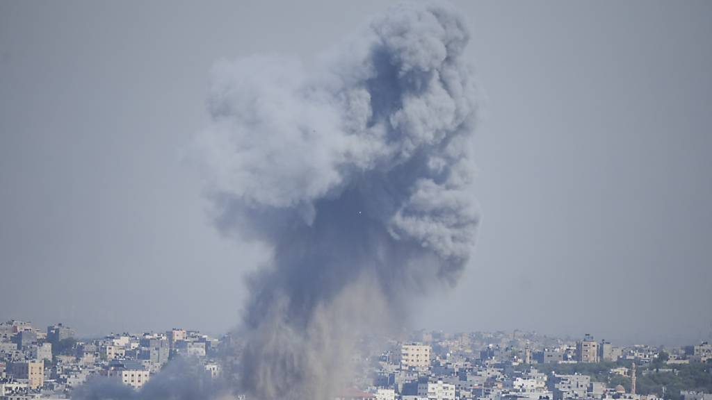 Rauch steigt von einer Explosion auf, die durch einen israelischen Luftangriff im Gazastreifen verursacht wurde. Im Gazastreifen sind nach dem Beschuss der israelischen Armee als Folge der Großangriffe auf Israel 198 Menschen getötet und mehr als 1600 verletzt worden. Foto: Hatem Moussa/AP/dpa