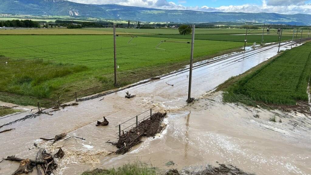 Die Bahnstrecke zwischen Chavornay und Ependes im Kanton Waadt liegt unter Wasser.