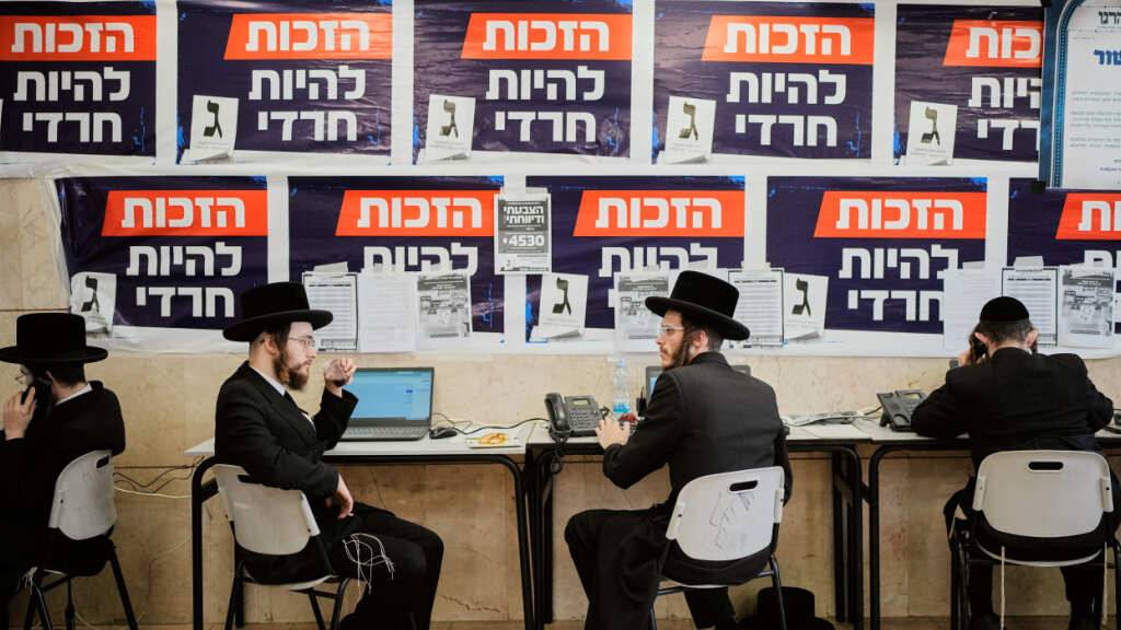 dpatopbilder - Ultraorthodoxe jüdische Männer arbeiten während der israelischen Parlamentswahlen in der Parteizentrale von Vereinigtes Tora-Judentum (Yahadut HaTorah). Foto: Ohad Zwigenberg/AP/dpa
