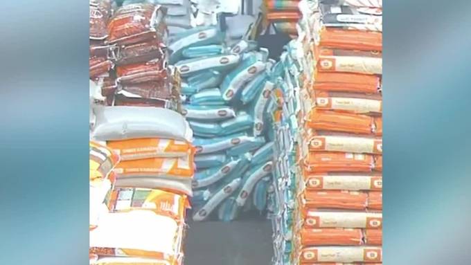 Plötzlicher Zusammensturz: Supermarkt-Putzfrau unter Reissäcken begraben