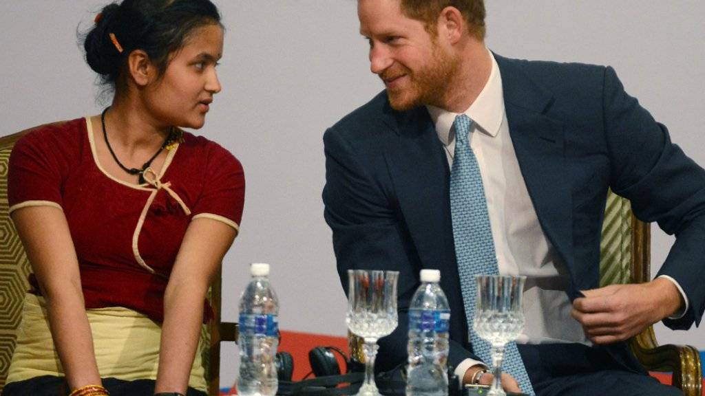 Prinz Harry beim Mädchentreffen in Nepal: Der britische Thronfolger sieht Bildung als beste Basis für die Förderung junger Frauen.