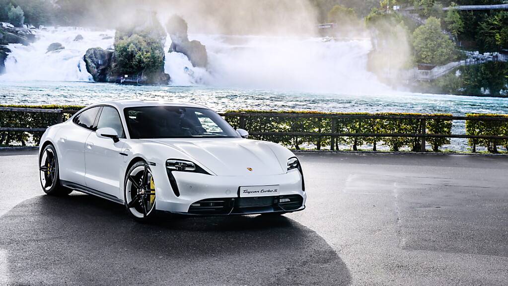 Wegen eines möglichen Verlusts der Antriebskraft ruft Porsche weltweit 43 000 Fahrzeuge des Elektromodells Taycan vorsorglich in die Werkstatt zurück. (Archivbild)