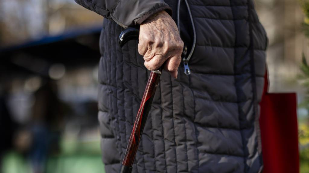 Ältere Menschen erleiden in Beziehungen oder bei der Pflege teilweise Gewalt. (Symbolbild)