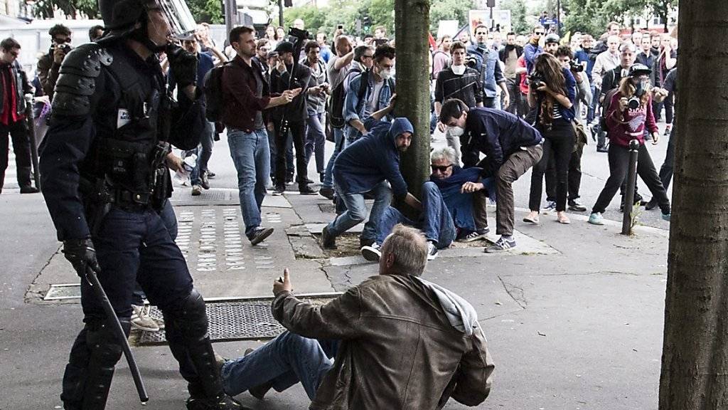 Demonstranten und Polizisten gerieten bei den Protesten gegen die französische Arbeitsmarktreform in Paris aneinander.