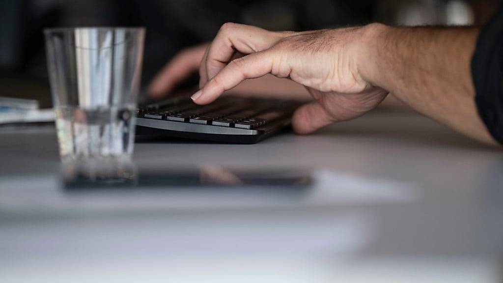 Die Computer-Tastatur ist heute nur noch eine Eingabeart unter vielen. Der Kantonsrat will deshalb keine Zehnfinger-Lektionen an der Volksschule. (Symbolbild)