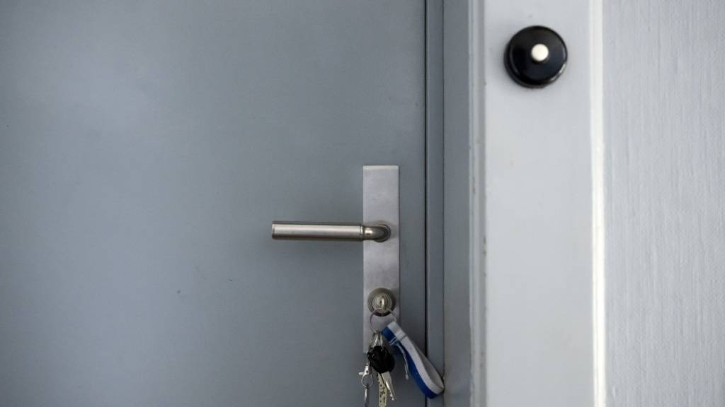 Bezahlbare Mietwohnungen bleiben Mangelware. Die Immobilienexperten der UBS erwarten im laufenden Jahr keine wesentliche Entspannung auf dem Wohnungsmarkt - obwohl zuletzt leicht mehr gebaut wurde. (Archivbild)