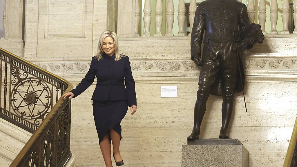 Michelle O'Neill, Vizepräsidentin von Sinn Fein, geht die Stufen des Stormont-Parlamentsgebäudes hinunter. Foto: Peter Morrison/AP/dpa