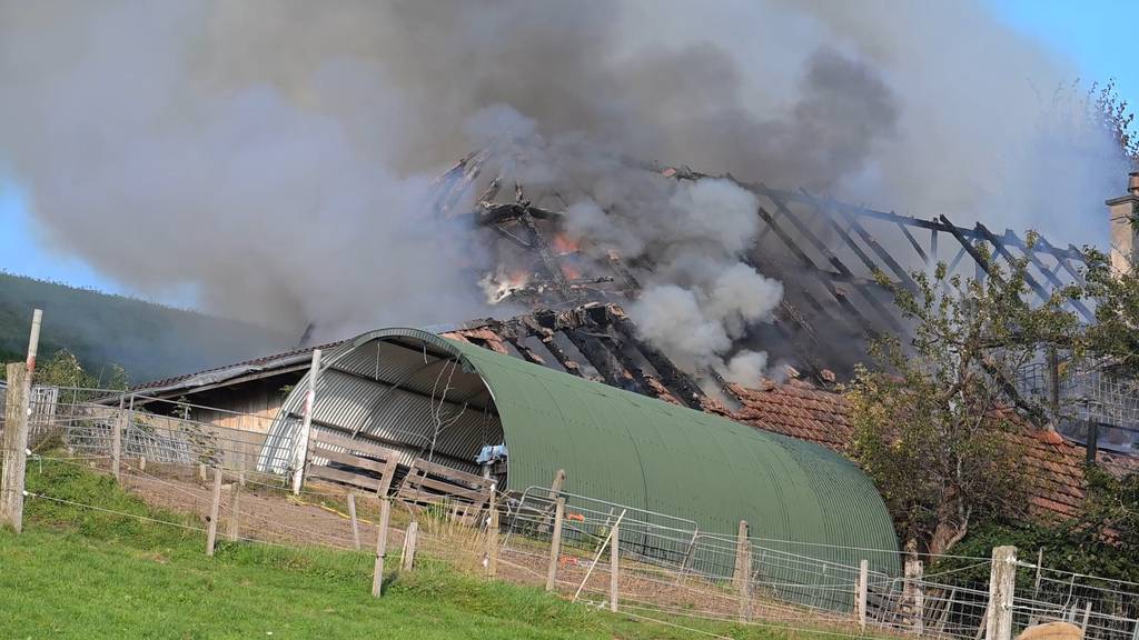 Bauernhaus in Biglen gerät in Vollbrand