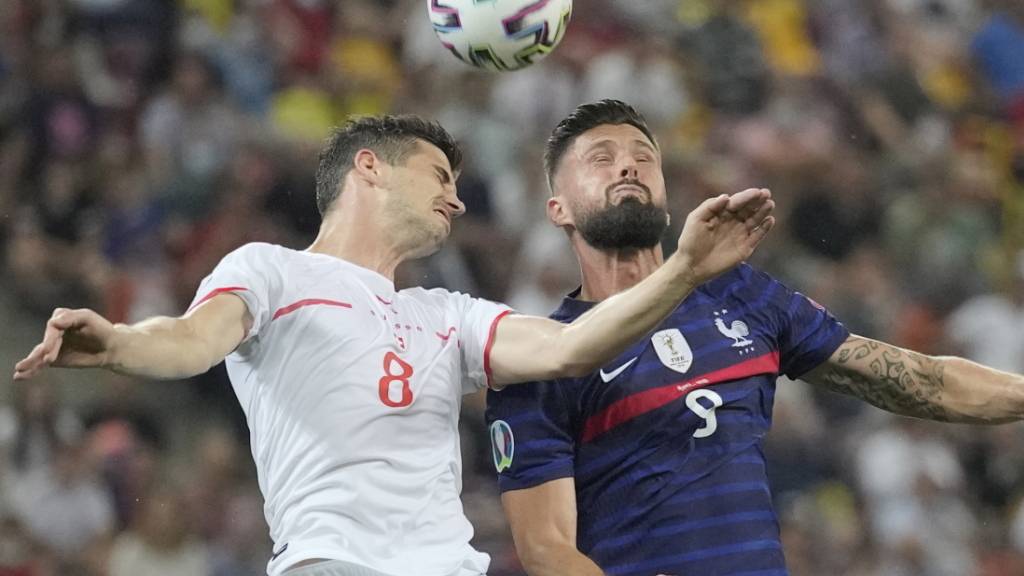 Remo Freuler im Zweikampf mit dem Franzosen Olivier Giroud