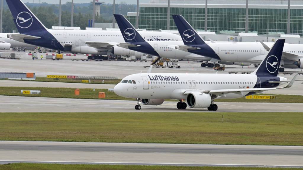 ARCHIV - Ein Lufthansa-Flugzeug startet vom Flughafen München. Foto: Malin Wunderlich/dpa/Archiv