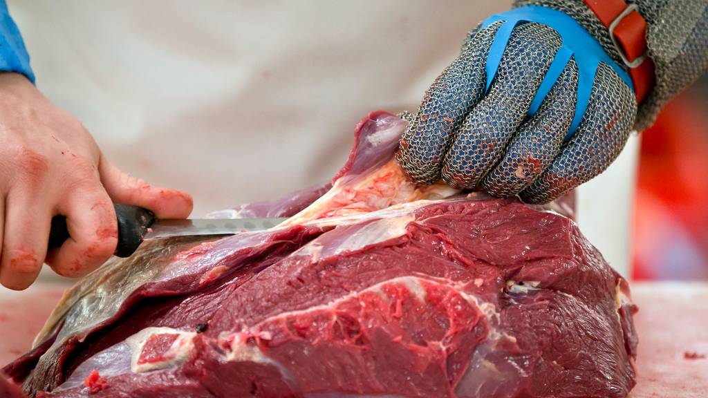 Mit einem Nachtragskredit über 3 Millionen Franken für Einlagerungsaktionen entlastet der Bundesrat den Fleischmarkt. (Symbolbild)