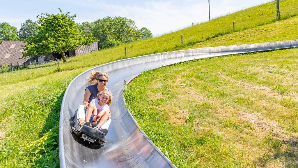 Rasanter Fahrspass: Die Solarbob-Rodelbahn erreicht eine Spitzengeschwindigkeit von bis zu 50 km/h.