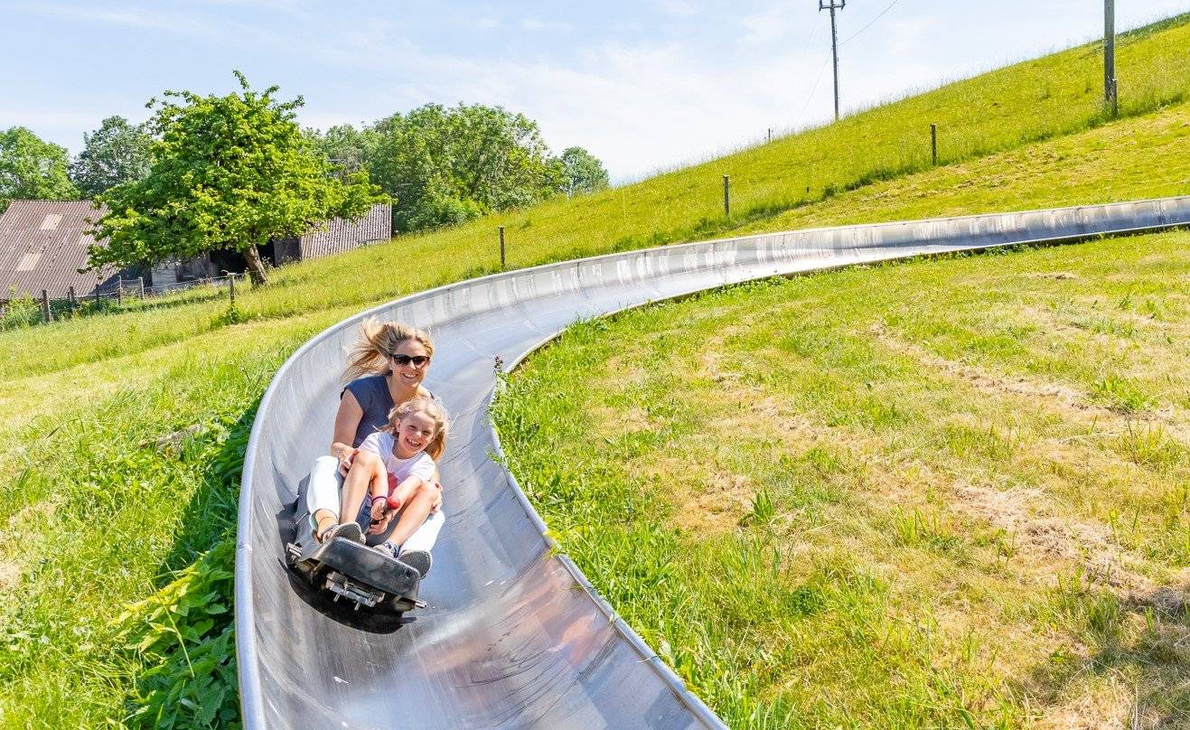 Rasanter Fahrspass: Die Solarbob-Rodelbahn erreicht eine Spitzengeschwindigkeit von bis zu 50 km/h.