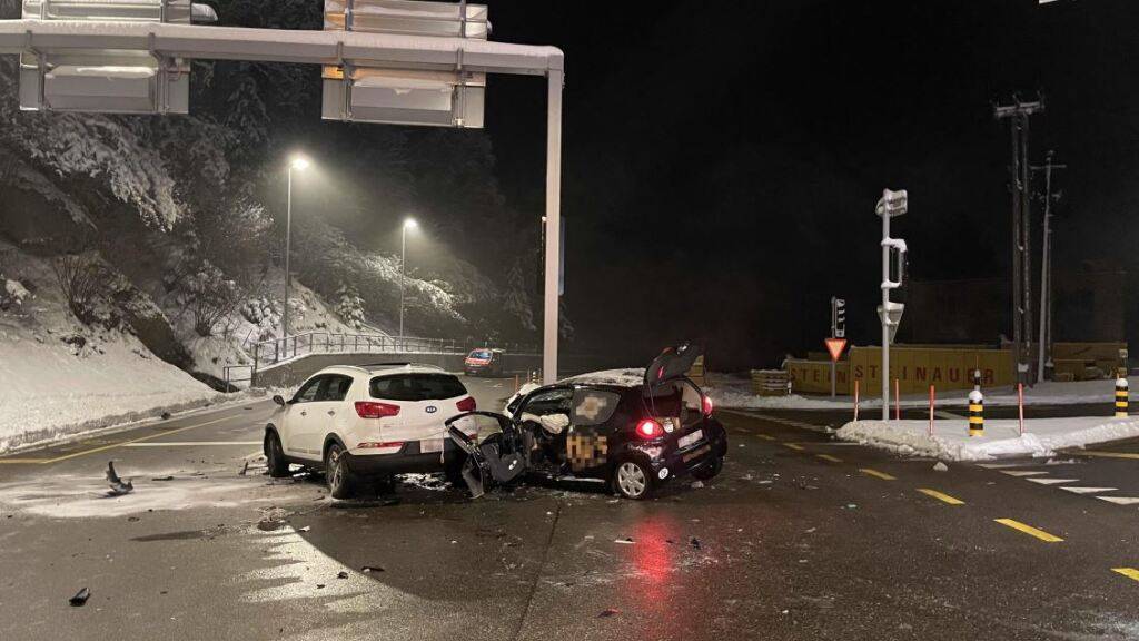 Bei der Kollision auf der Kreuzung Rabennest wurden beide Autofahrer verletzt.