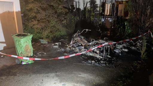 Zeugenaufruf: Zwei Motorräder in Dulliken komplett ausgebrannt