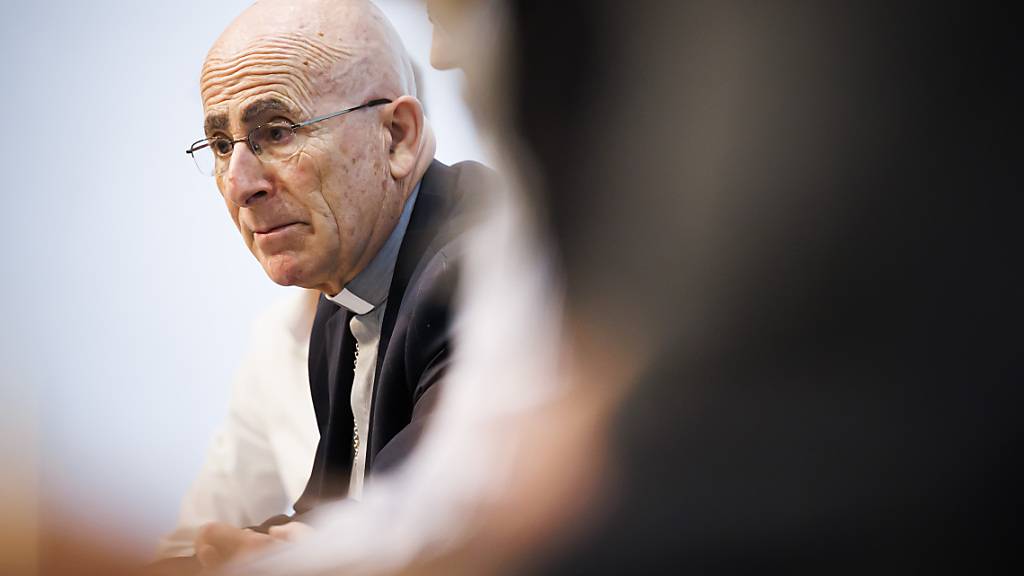 Bischof Joseph Bonnemain soll die Missbrauchsfälle in der katholischen Kirche aufarbeiten. Die Zürcher Katholiken fordern auch externe Fachpersonen. (Archivbild)