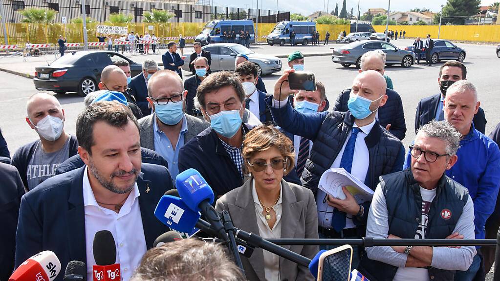 Matteo Salvini (vorne, l), ehemaliger Innenminister von Italien, spricht vor einem Gericht zu Journalisten. Im Prozess gegen Matteo Salvini wegen der Blockade des Rettungsschiffes «Open Arms» 2019 hat das Gericht Regierungsmitglieder und Hollywood-Star Richard Gere als Zeugen zugelassen.