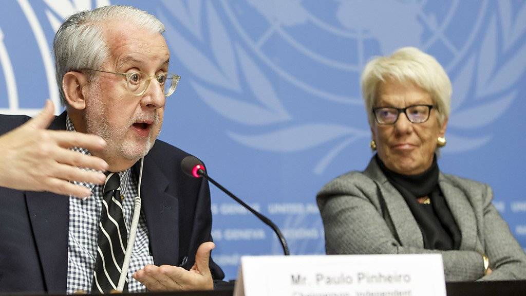 Kommissionschef Paulo Sérgio Pinheiro (links) und Kommissionsmitglied Carla Del Ponte stellen den Bericht der UNO in Genf vor.