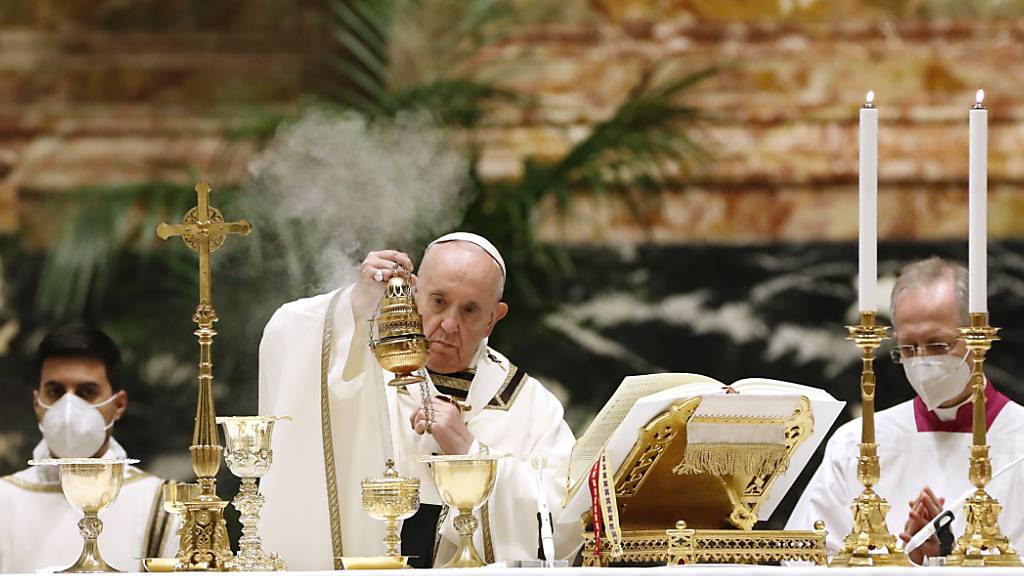 dpatopbilder - Papst Franziskus (M) zelebriert die Osternacht im Petersdom vor weniger Gläubigen als sonst. Foto: Remo Casilli