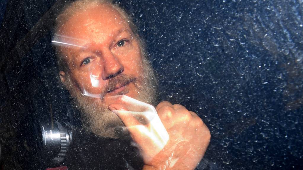 ARCHIV - Der Gründer von WikiLeaks, Julian Assange, trifft vor dem Westminster Magistrates' Court ein. Nach Angaben der britischen Polizei wurde Assange verhaftet, nachdem die ecuadorianische Regierung sein Asyl widerrufen hatte. Foto: Victoria Jones/PA Wire/dpa