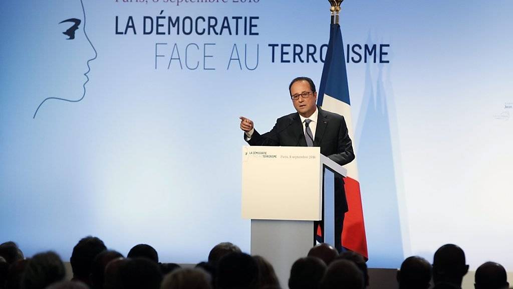 Der französische Präsident François Hollande lässt bei einer Rede zum Thema Demokratie in Zeiten des Terrorismus Ambitionen auf eine erneute Präsidentschaftskandidatur durchblicken.