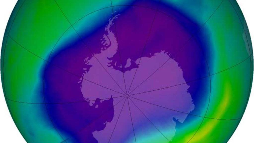 Ein Satellitenbild der Nasa zeigt die Ausdehnung des Ozonlochs über der Antarktis. Während sich die Ozonschicht über den Polen seit Jahren erholt, dünnt sie sich in tieferen Breiten weiter aus, wie Schweizer Forschende berichten. (Archivbild)